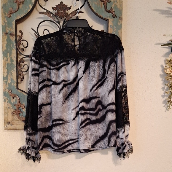 White House Black Market Zebra Print Lace Blouse. NWOT Size XXS - Picture 6 of 7